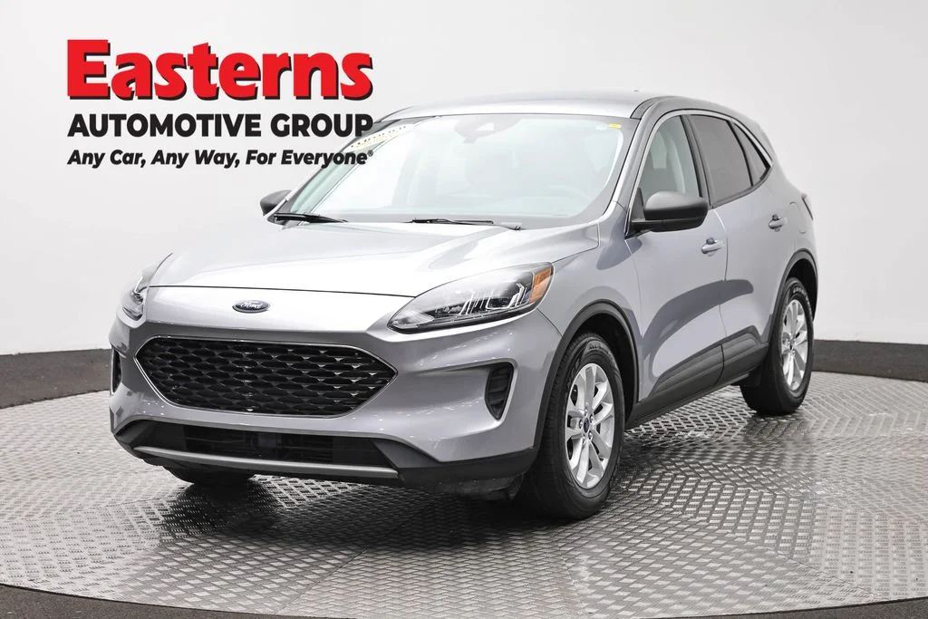 Used 2022 Silver Ford SE image 1