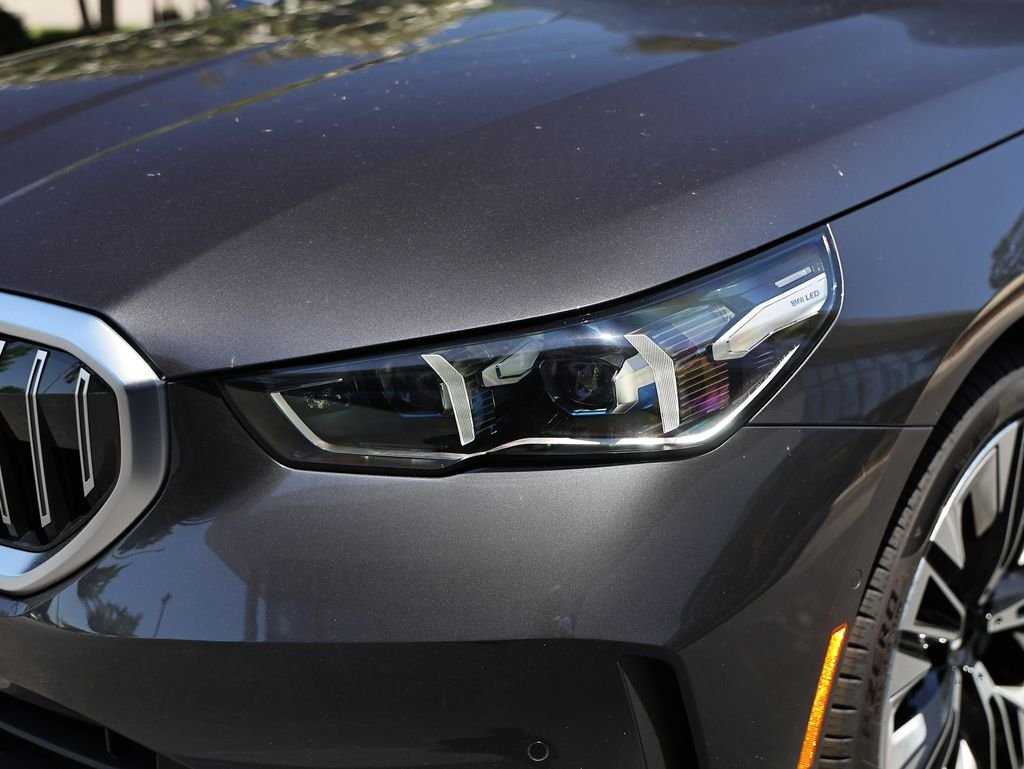 New 2027 Dark Graphite Metallic BMW 530i image 11