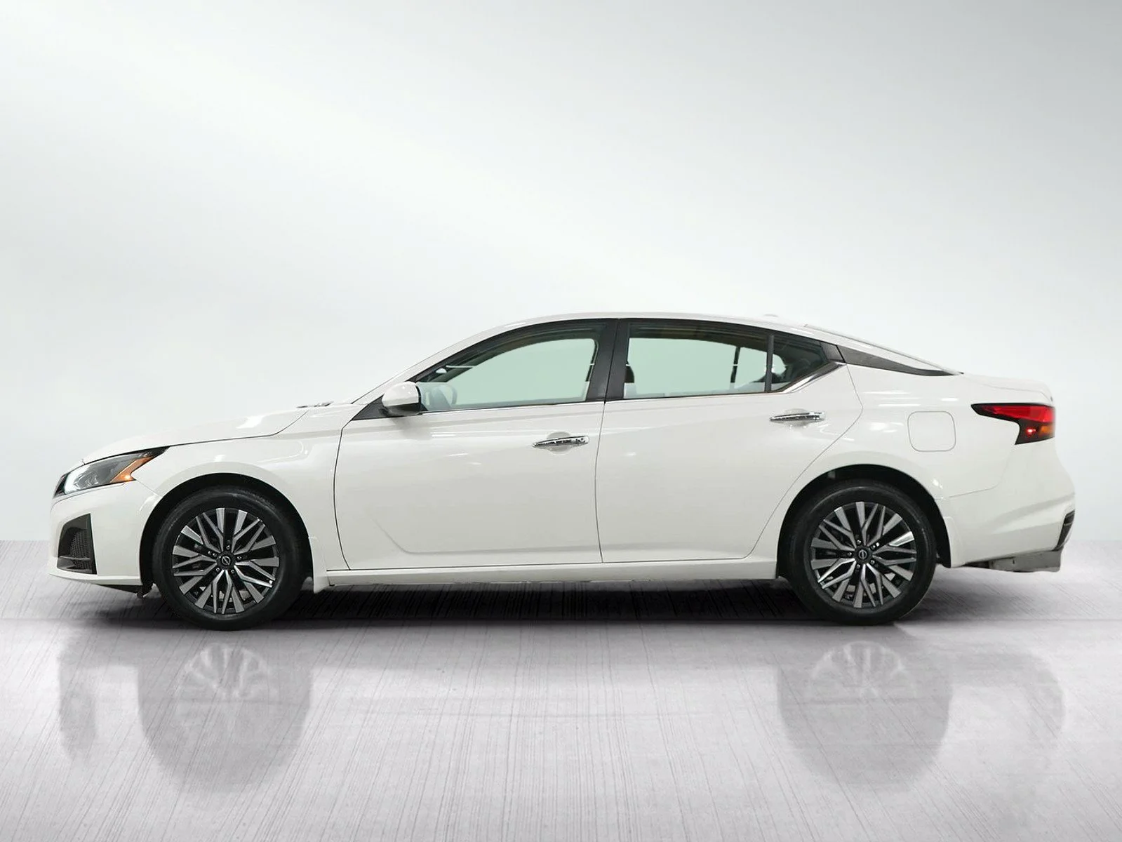 Used 2023 Nissan Altima SV with VIN 1N4BL4DW8PN402552 for sale in Minneapolis, Minnesota