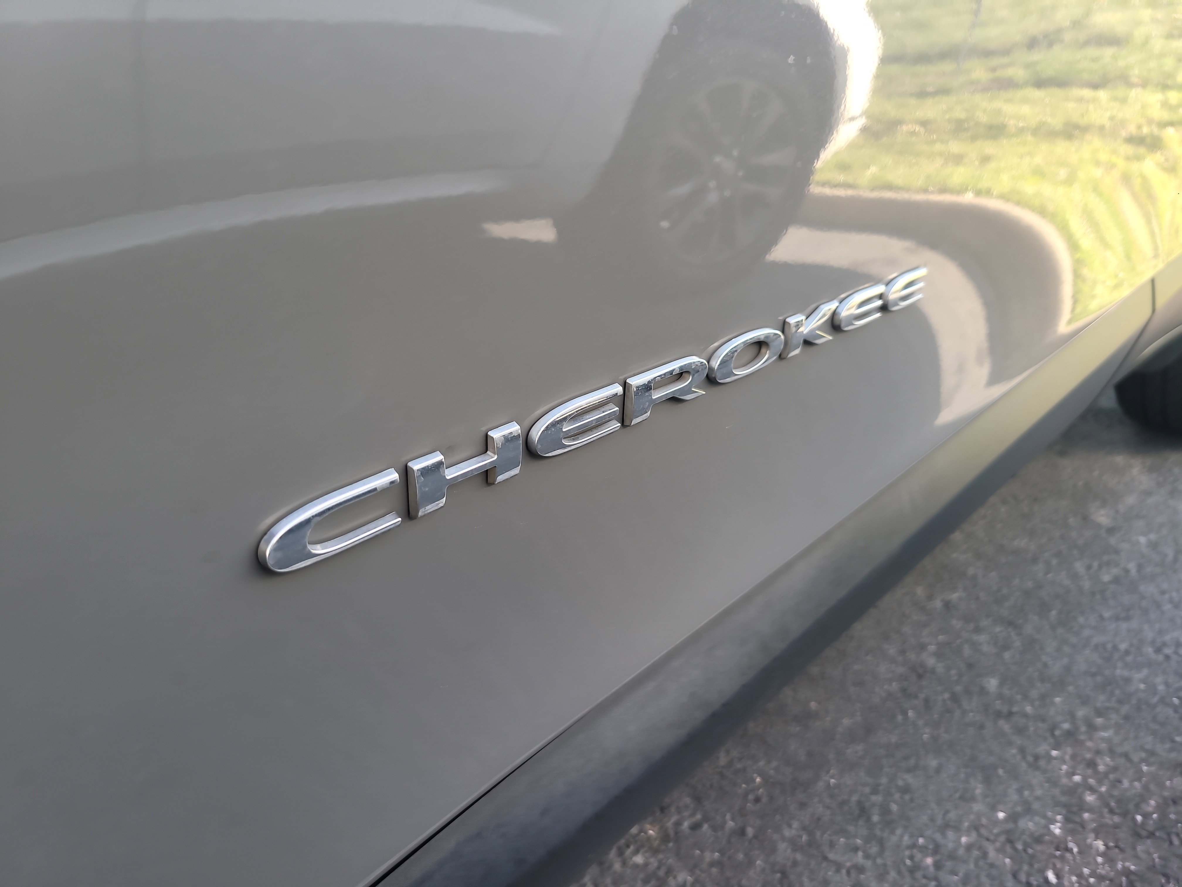 Used 2021 Sting-Gray Clearcoat Jeep Latitude Plus image 9