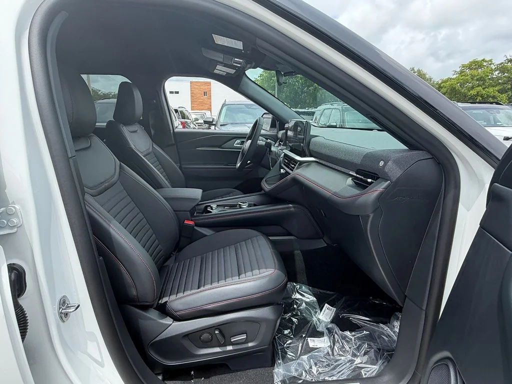 New 2026 Star White Metallic Tri-Coat Ford ST-Line image 10