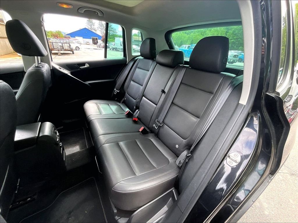 Used 2016 Deep Black Pearl Effect Volkswagen SE image 15