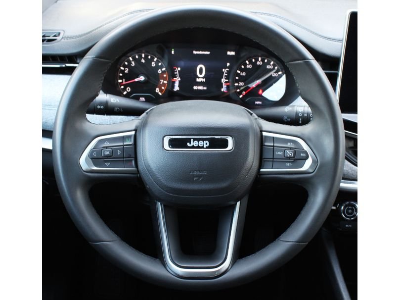 Used 2024 Diamond Black Crystal Pearlcoat Jeep Latitude image 5