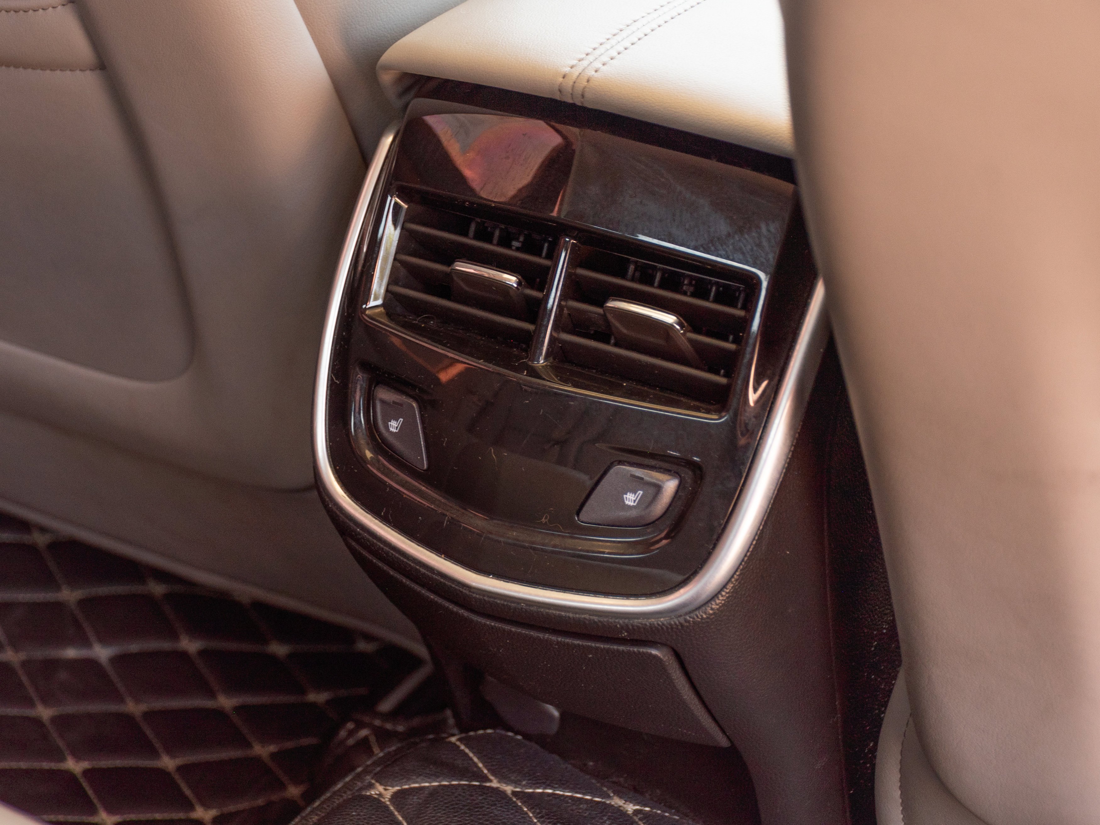 Used 2013 Graphite Metallic Cadillac Luxury image 22