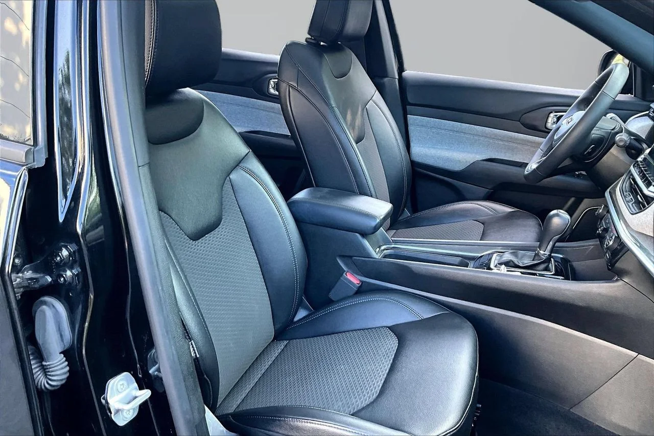 Certified Used 2025 Black Jeep Latitude image 22