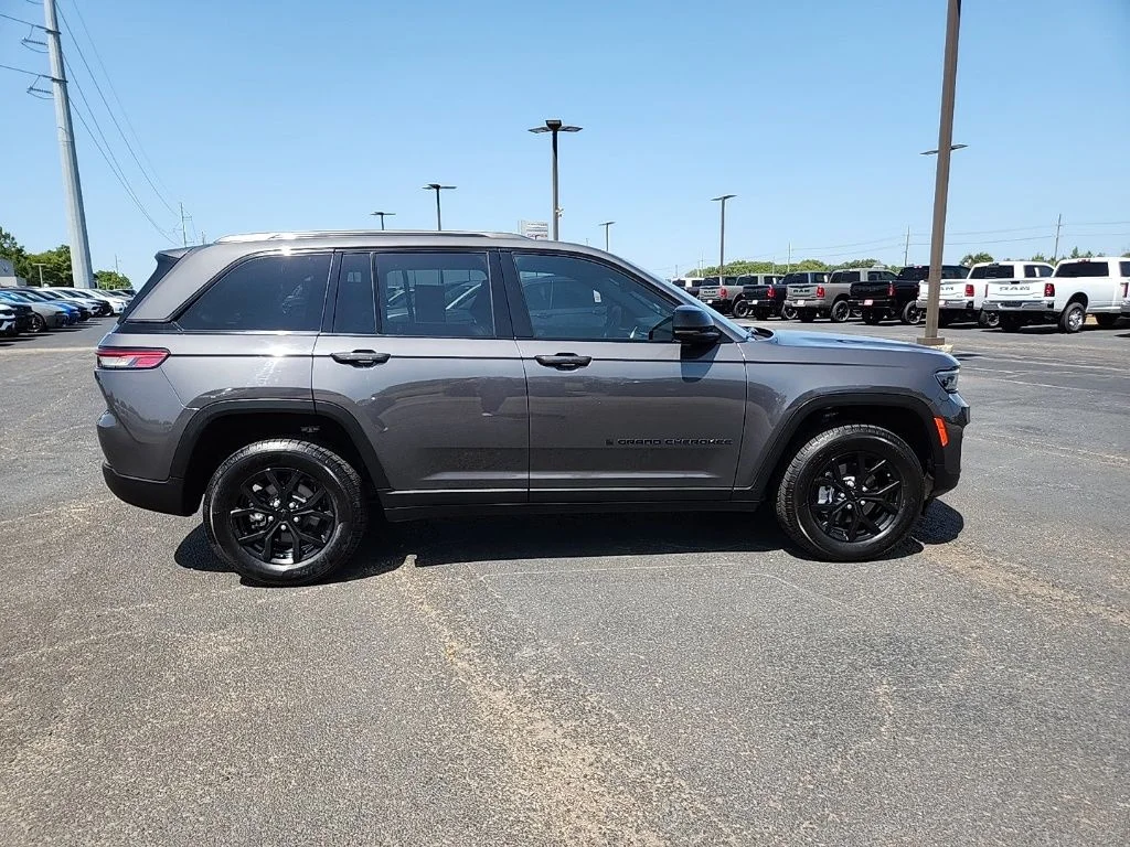 Used 2024 Gray Jeep Altitude X image 10
