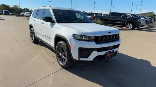 New 2027 Bright White Clear-Coat Paint Jeep Laredo Altitude image 3