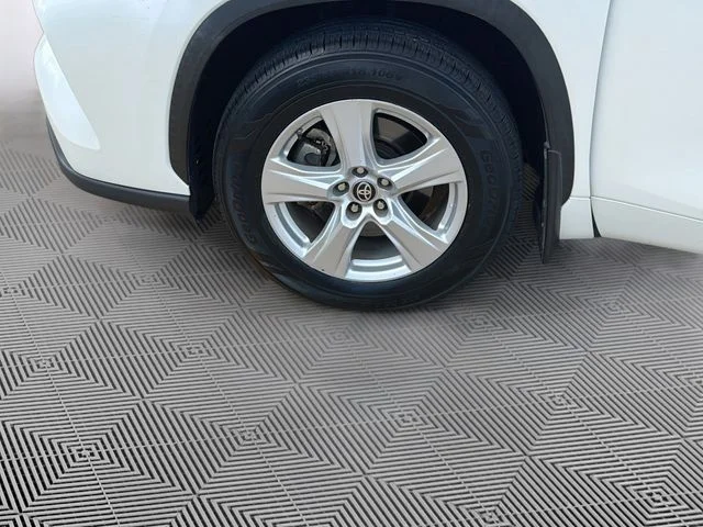 Used 2020 White Toyota LE image 33