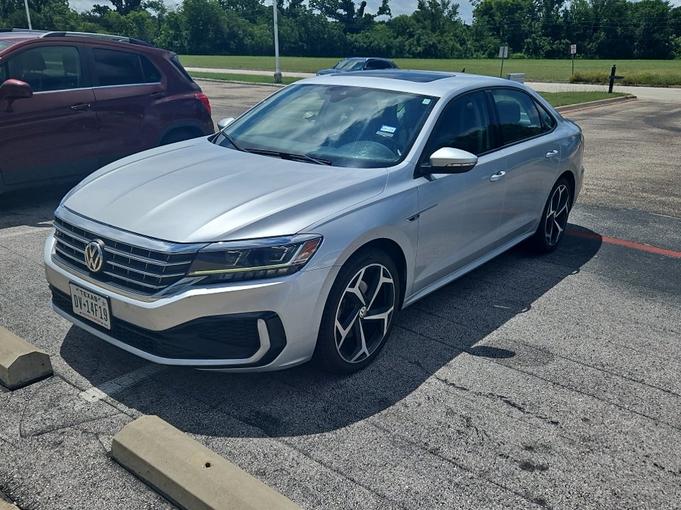 2020 Volkswagen Passat 2.0T R-Line Auto's photo