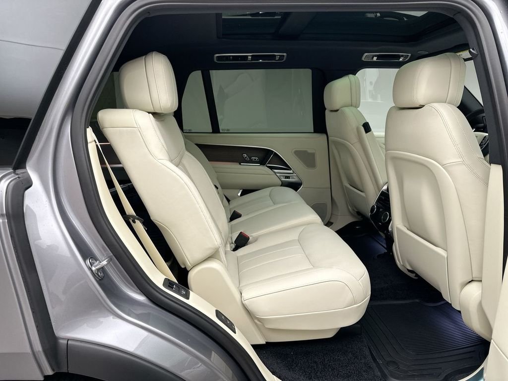 New 2026 Eiger Grey Metallic Land Rover SE image 7