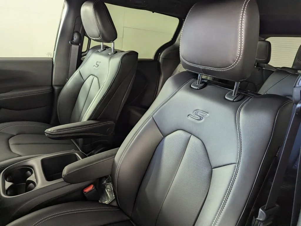 New 2026 Diamond Black Crystal Pearl-Coat Exterior Paint Chrysler Select image 12