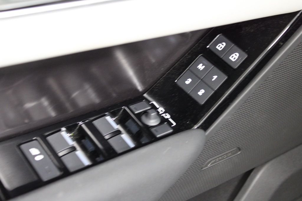 Used 2026 Fuji White Land Rover Dynamic SE image 19