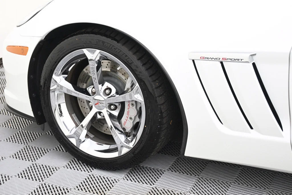 Used 2011 ARCTIC WHITE Chevrolet Z16 Grand Sport w/3LT image 22