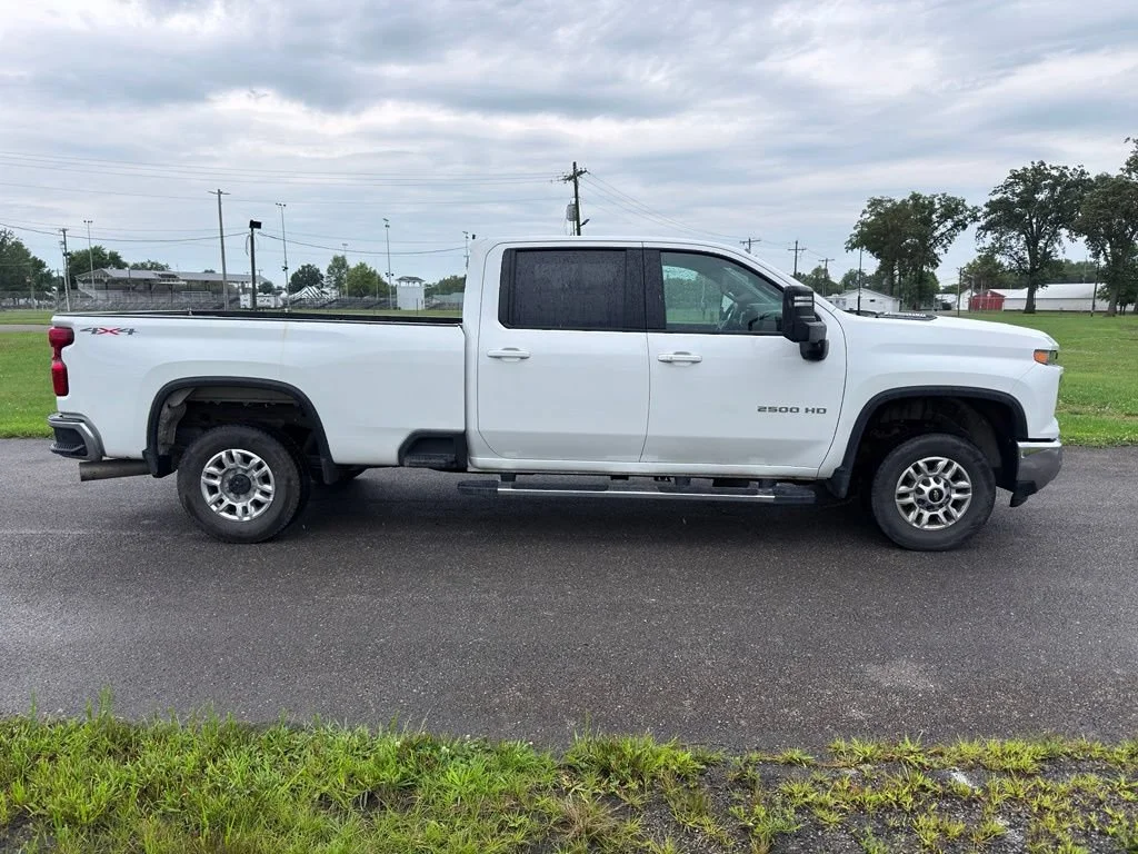 Used 2025 Summit White Chevrolet LT image 8