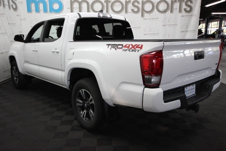 2017 Toyota Tacoma TRD Sport photo 3