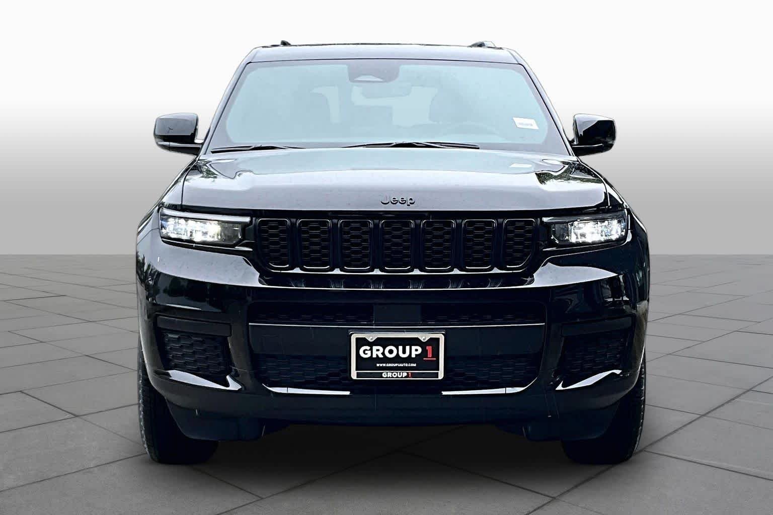 Used 2025 Diamond Black Crystal Pearlcoat Jeep Altitude X image 3