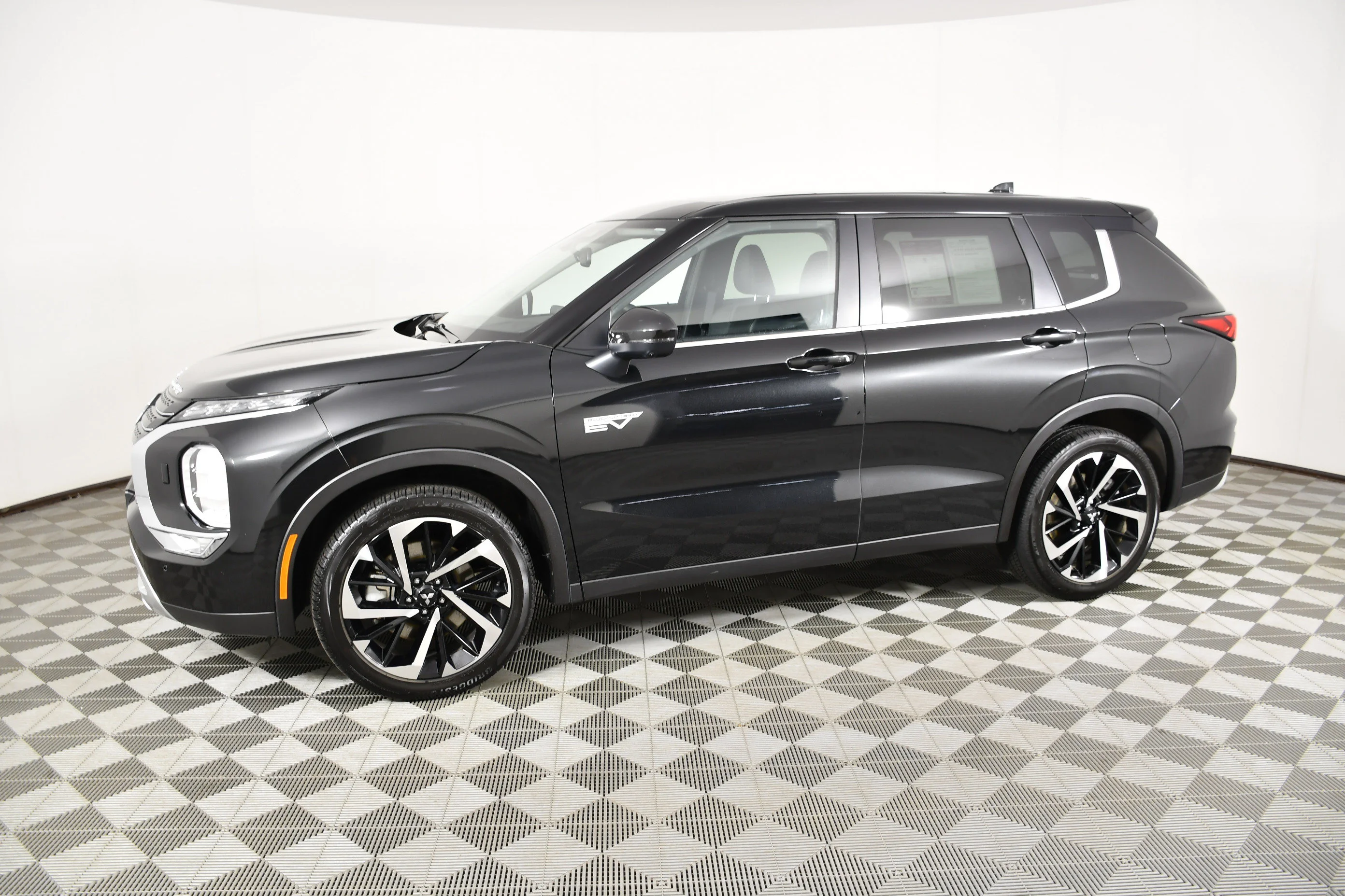 Certified Used 2025 Black Diamond Mitsubishi SE image 9