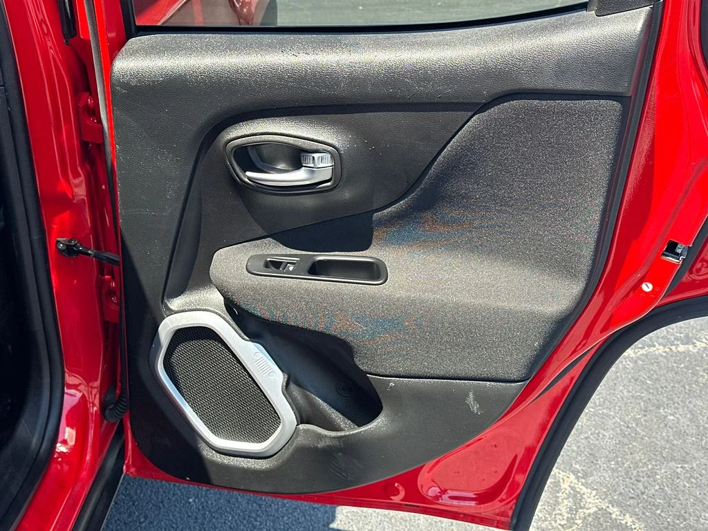 Used 2018 Red Jeep Latitude image 16