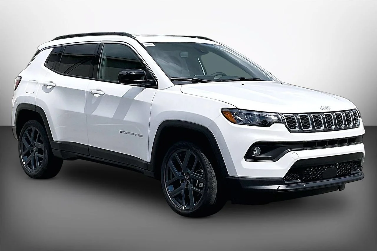 New 2026 Bright White Clearcoat Jeep Latitude image 2