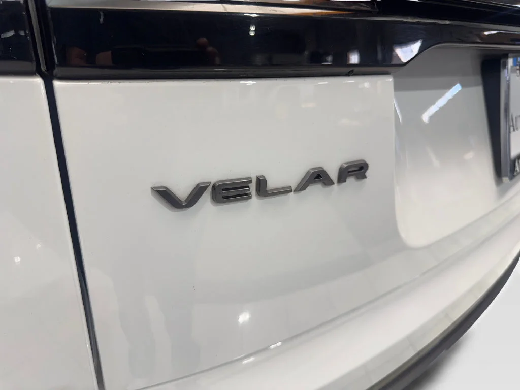 Used 2023 White Land Rover R-Dynamic S image 25