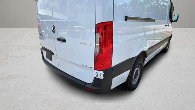 Used 2025  Mercedes-Benz Cargo 144 WB image 40