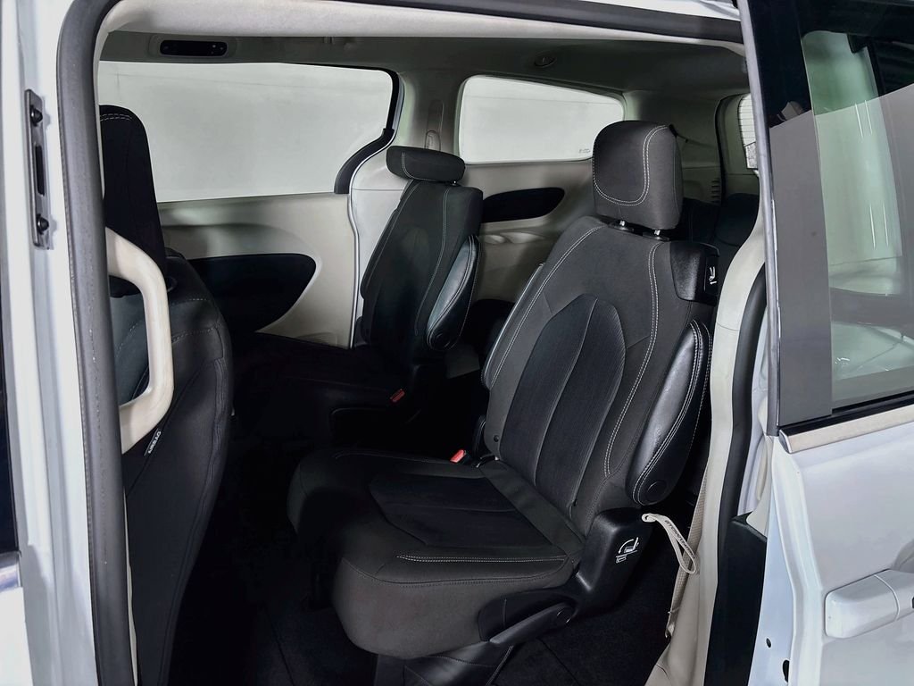 Used 2023 White Chrysler LX image 18