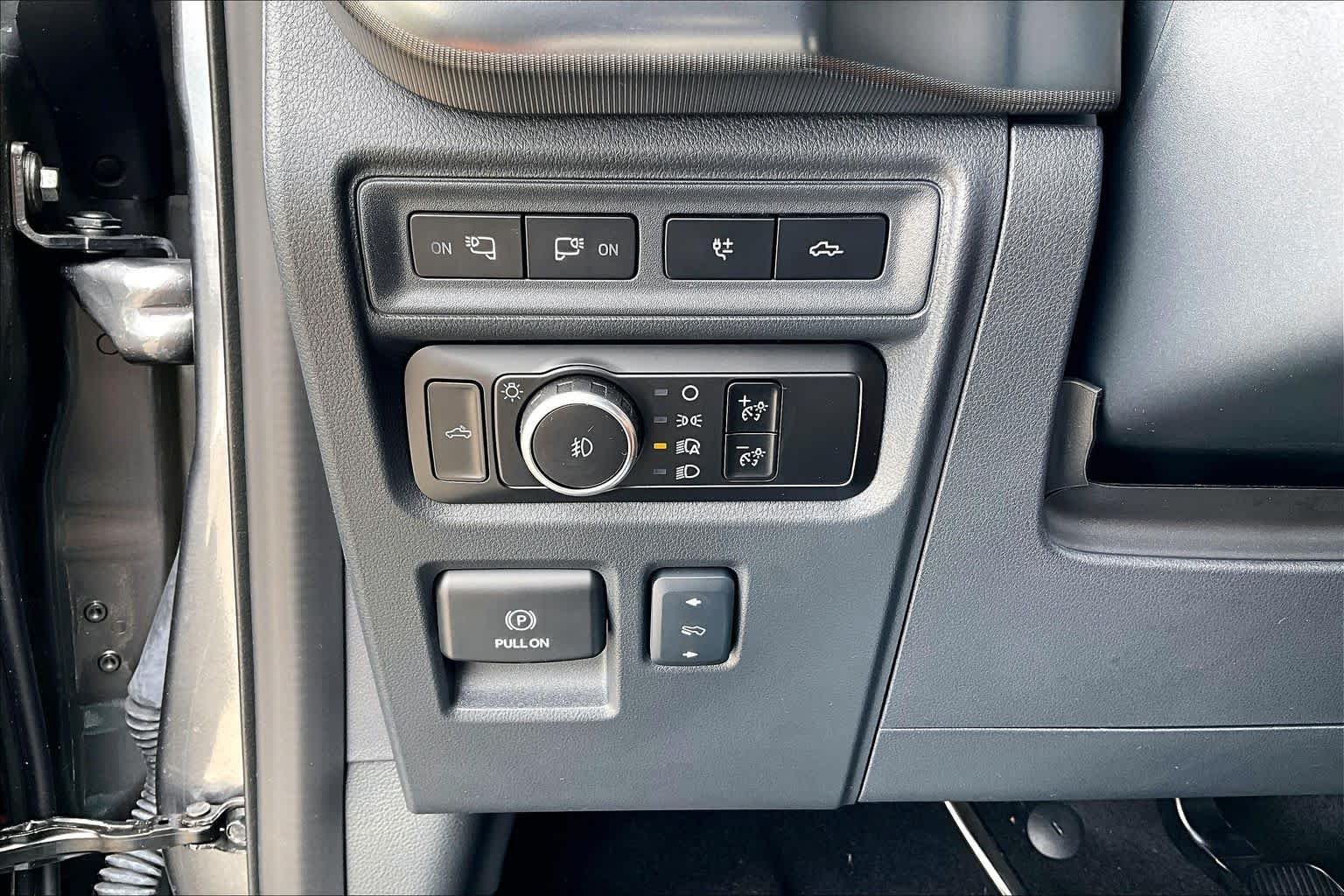 Used 2024 Carbonized Gray Metallic Ford Platinum image 33