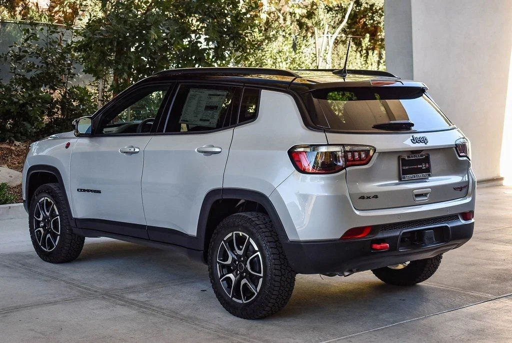 New 2026 Silver Zynith Metallic Clear-Coat Exterior Paint Jeep Trailhawk image 4