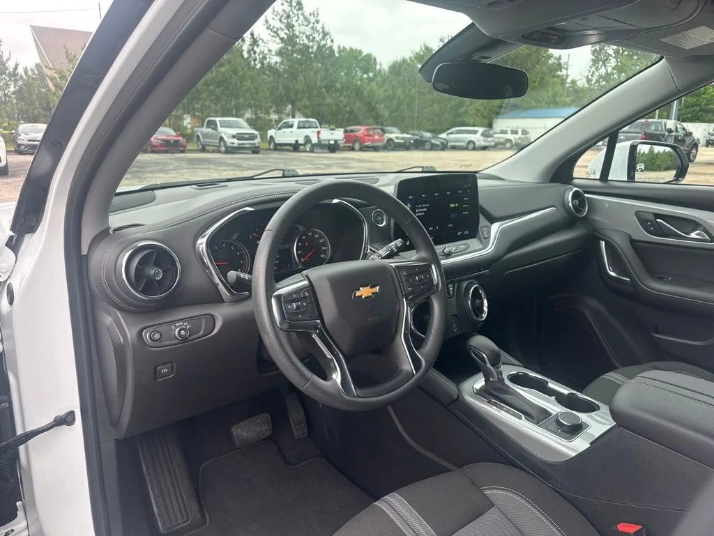 Used 2025 White Chevrolet LT image 6