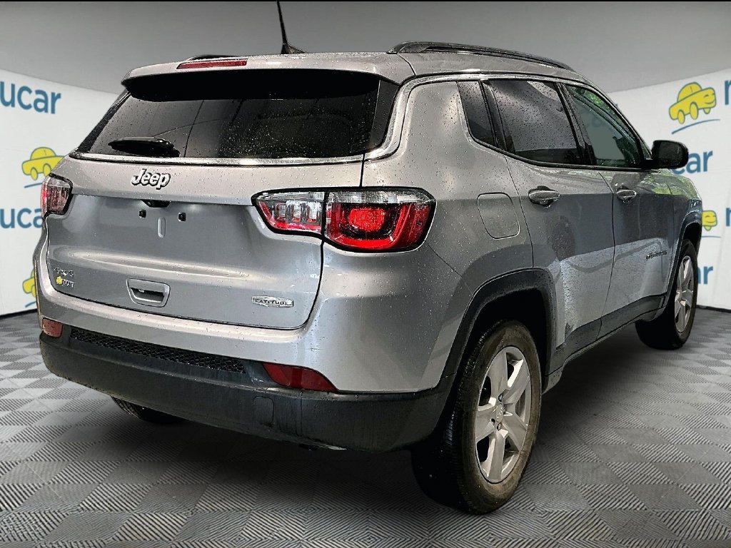 Used 2022 Silver Jeep Latitude image 6