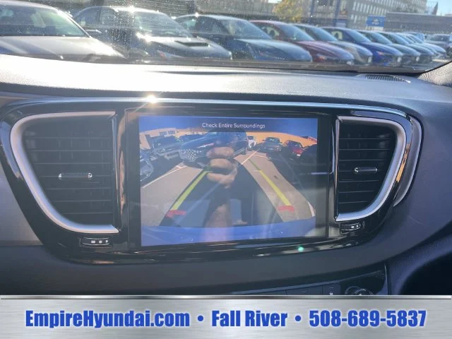 Used 2025 White Chrysler Select image 23