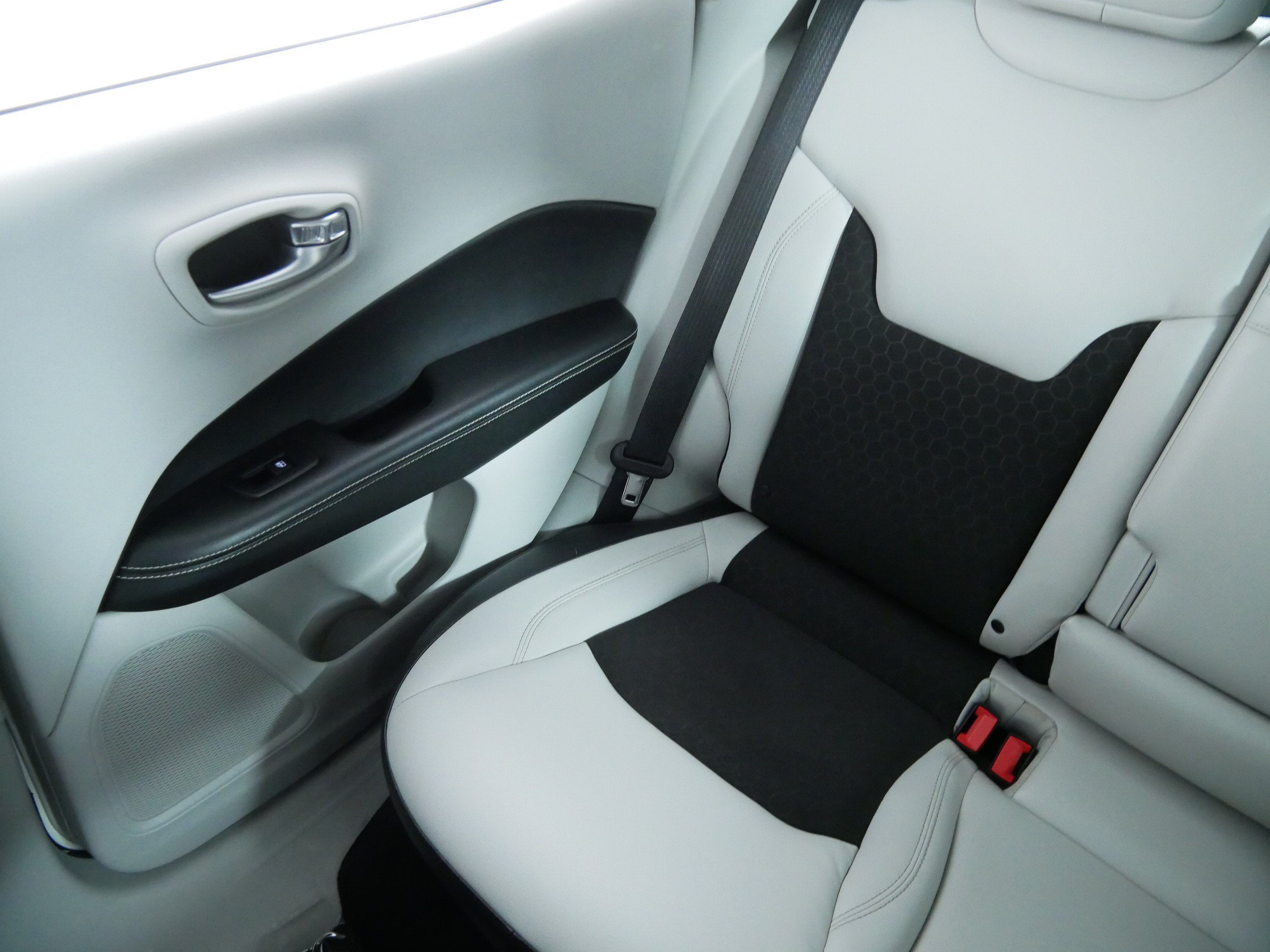 Used 2017 White Clearcoat Jeep Latitude image 12