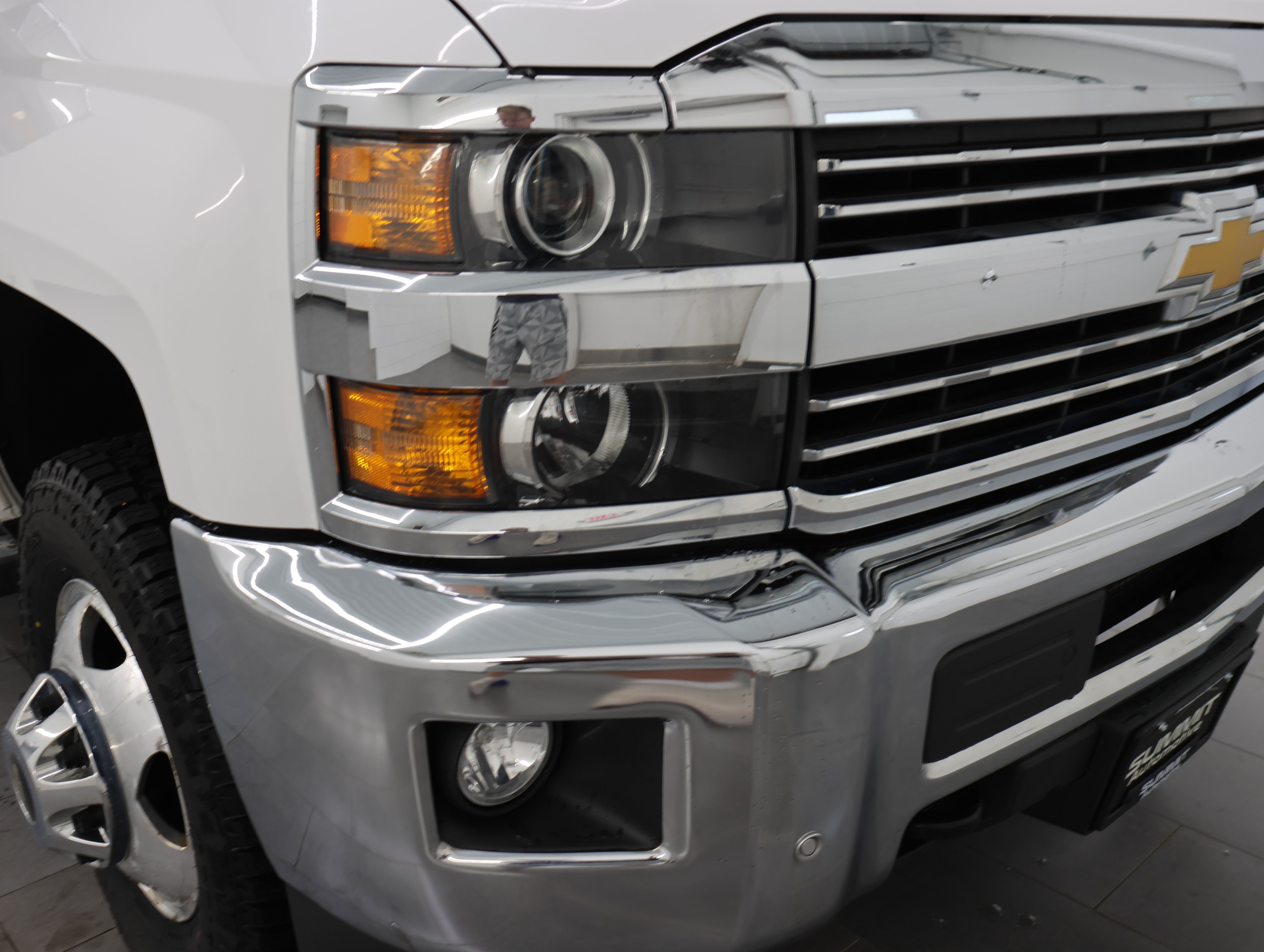 Used 2017 Summit White Chevrolet 4x4 Crew Cab LTZ DRW: CREW-LONG-DRW-LTZ-6.6L DIESEL-4WD-NAV image 23