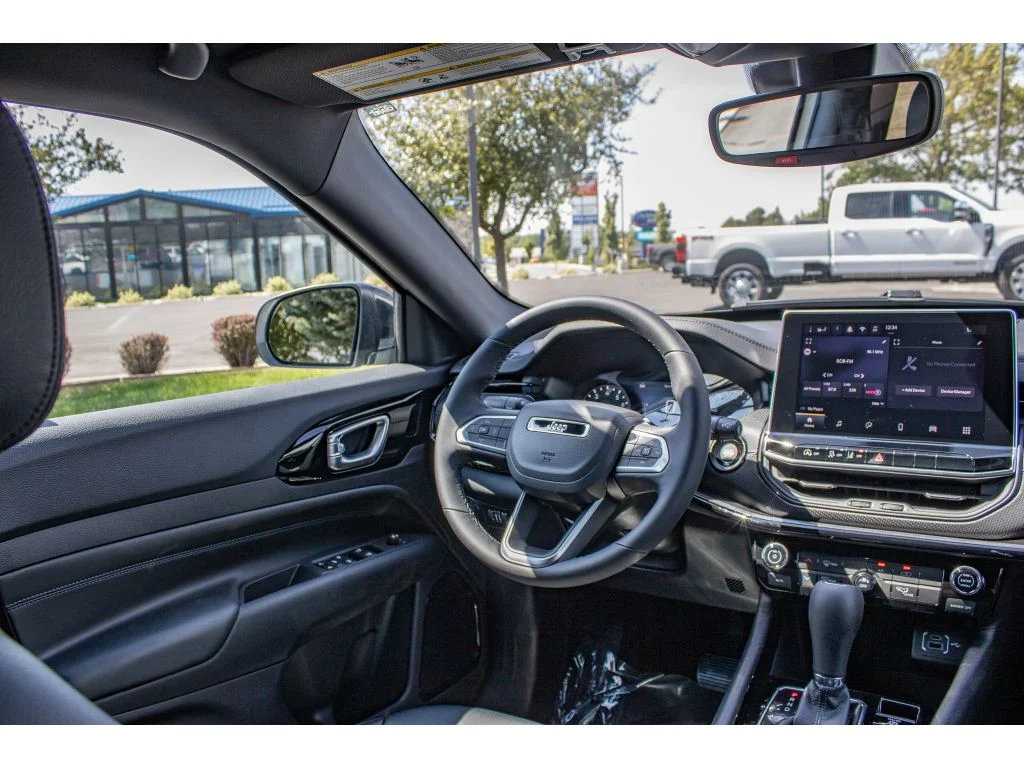 New 2026 Bright White Clearcoat Jeep Latitude image 22