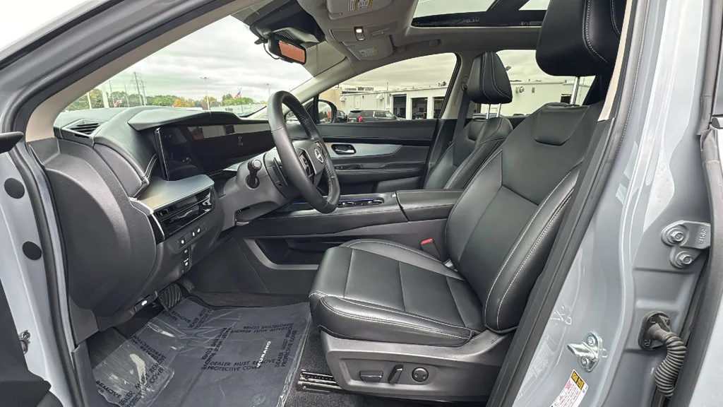 Used 2025 Gray Nissan SL image 6