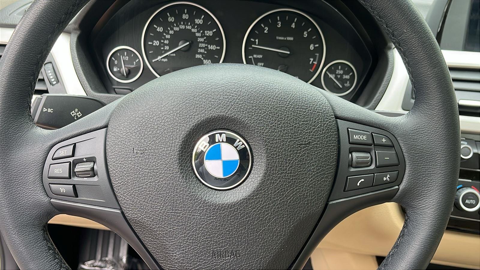 Used 2018 Alpine White BMW 320i xDrive image 11