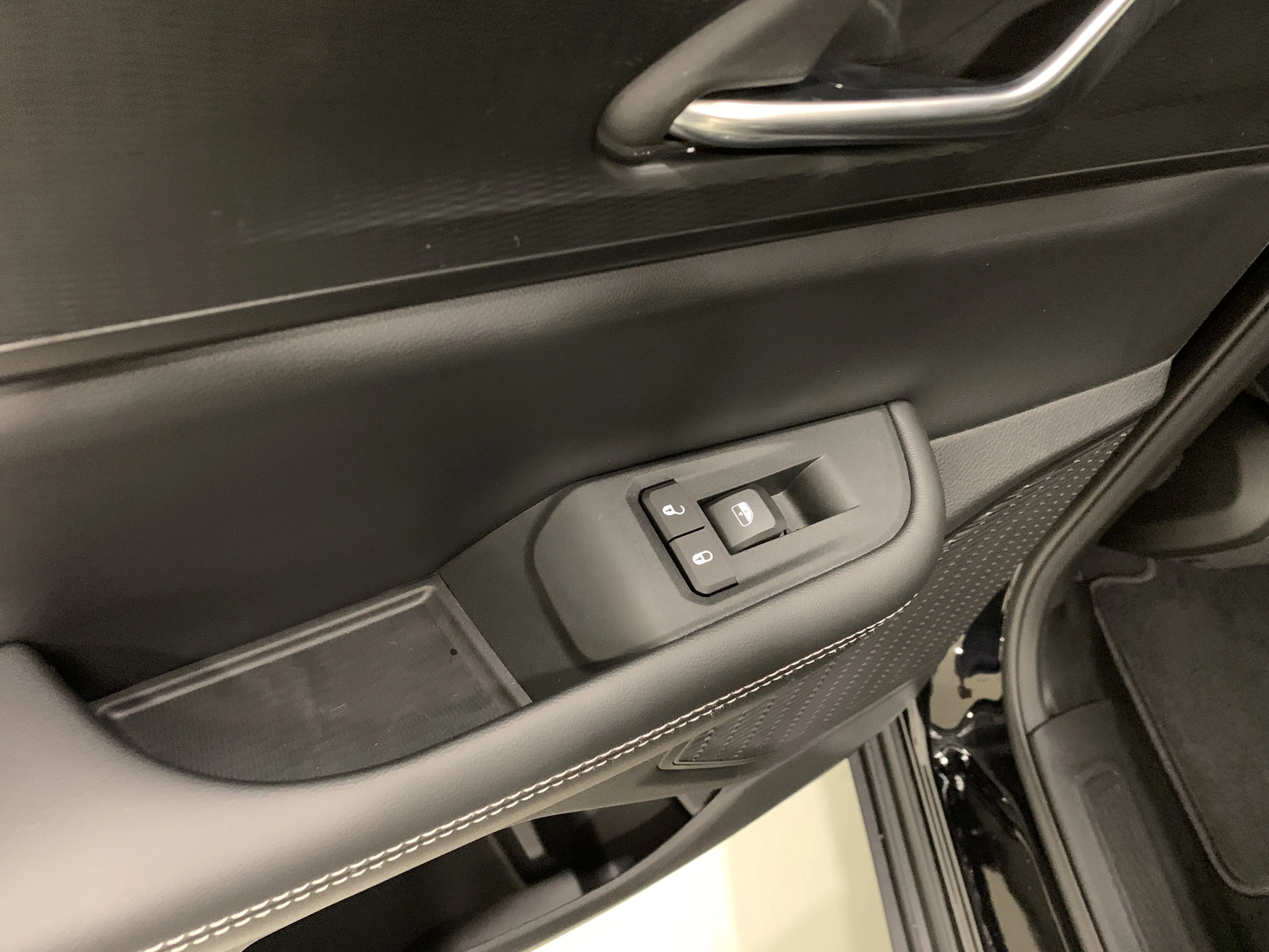 New 2025 Diamond Blk Crystal Pearl Jeep Altitude image 12