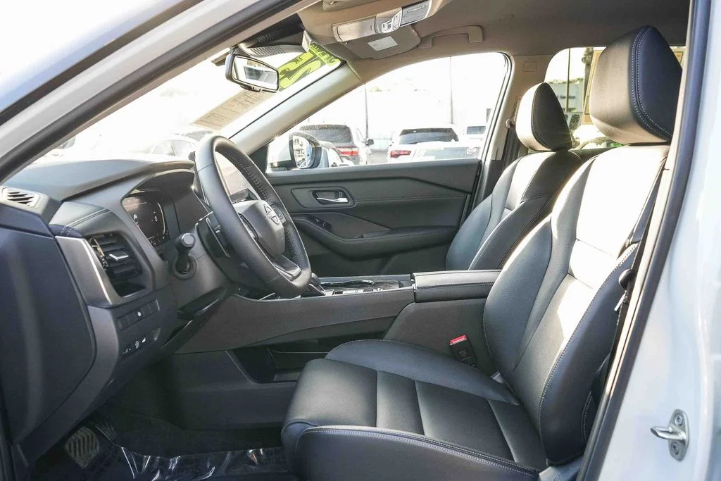 Used 2025 White Nissan SL image 16