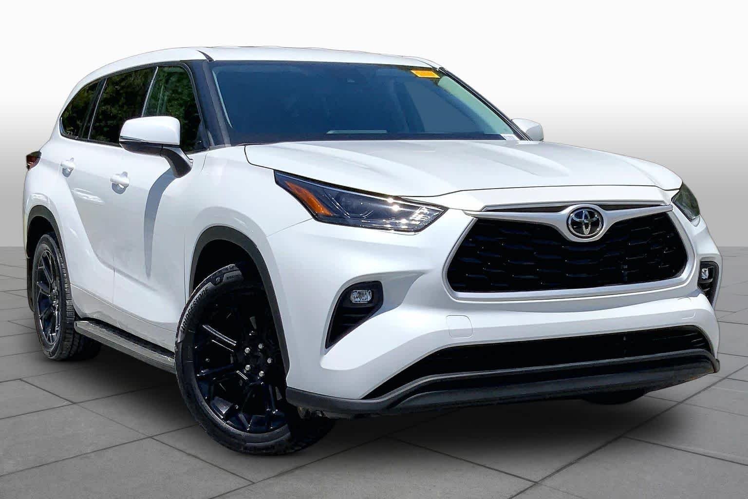 Used 2022 Wind Chill Pearl Toyota LE image 3