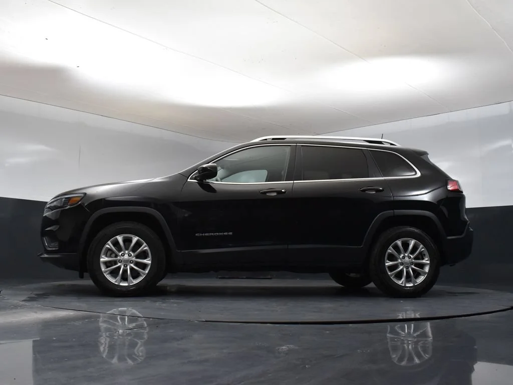 Used 2019 Black Jeep Latitude image 27