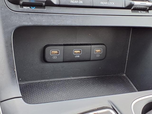 Used 2024 White Kia  image 5