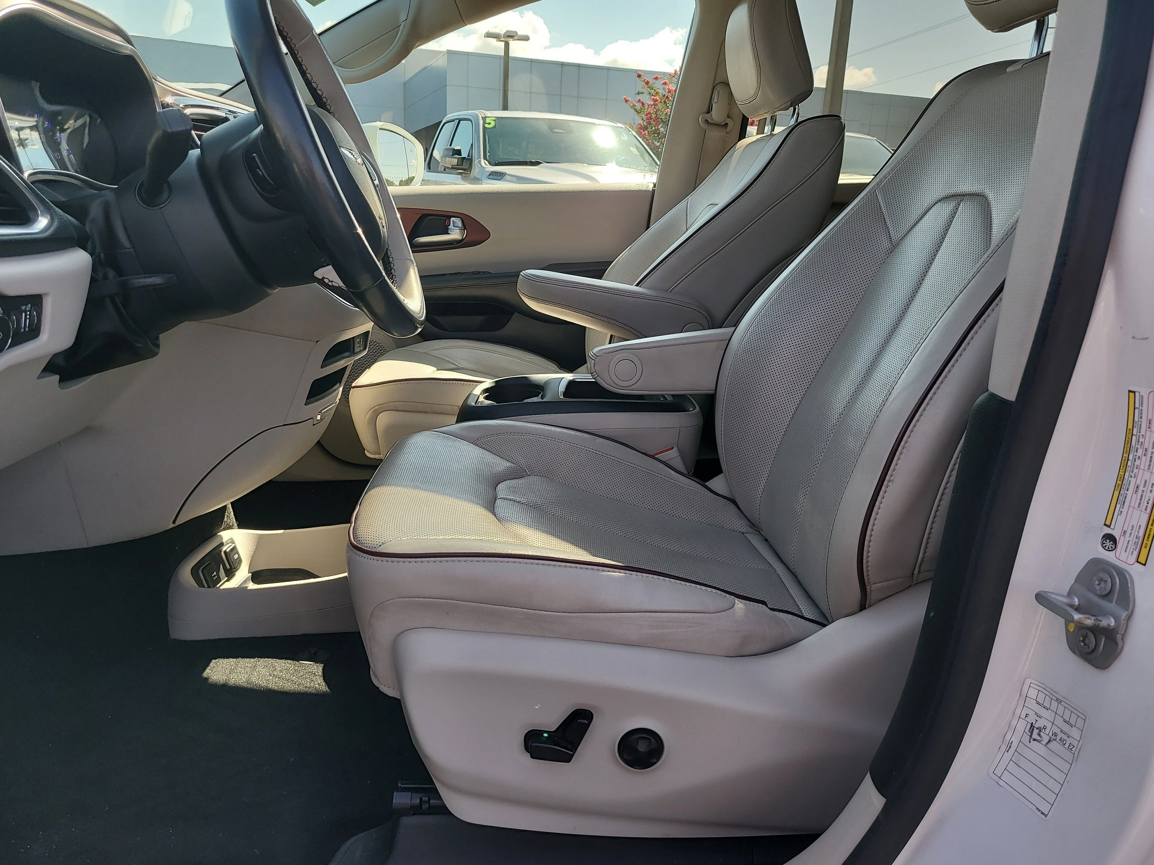Used 2020 Bright White Clearcoat Chrysler Limited image 16
