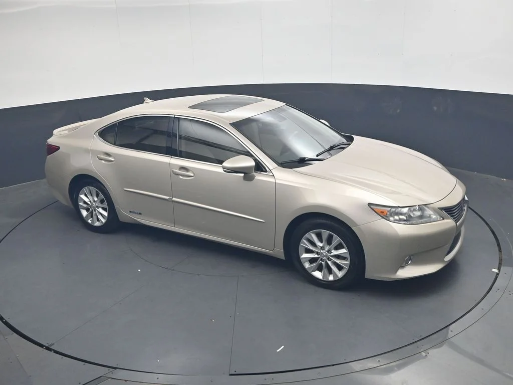 Used 2013 Beige Lexus 300h image 18
