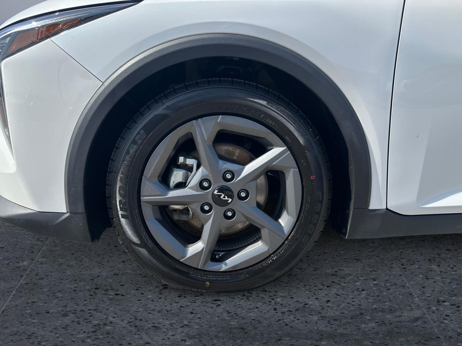 Used 2025 Snow White Pearl Kia LXS image 9