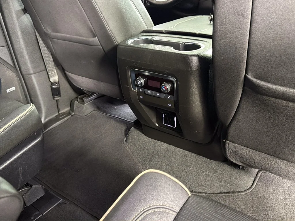 2025 Chevrolet Suburban Premier - Photo 33