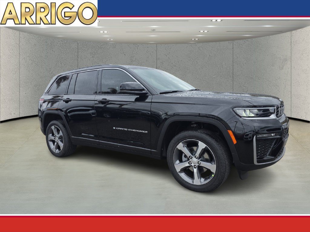 New 2026 Diamond Black Crystal Pearl-Coat Exterior Paint Jeep Limited image 1