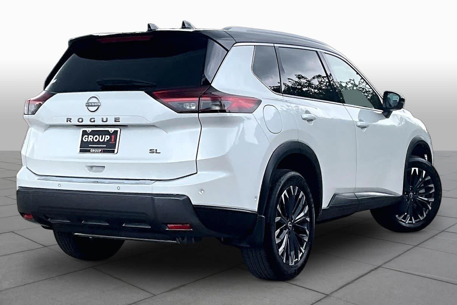 Certified Used 2025 Everest White Pearl/Super Black Nissan SL image 13