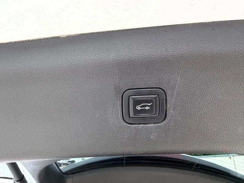Used 2021 WHITE FROST TRICOAT Buick Avenir image 6