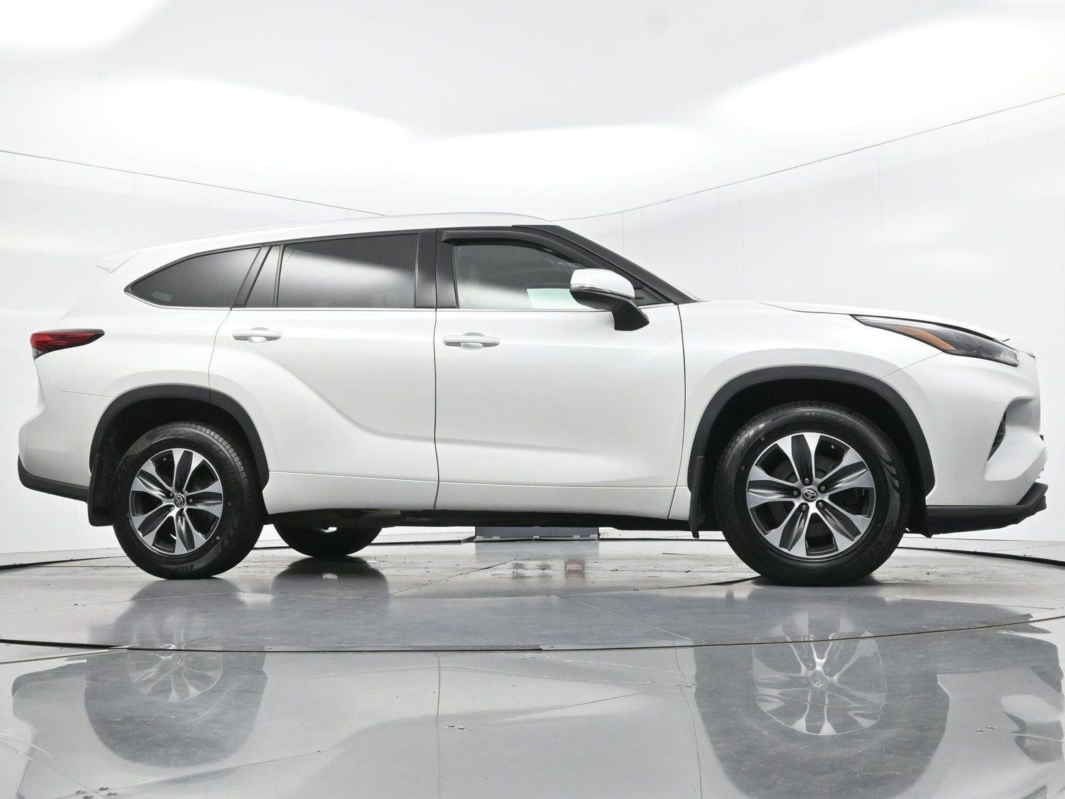 Used 2022 Wind Chill Pearl Toyota XLE image 52