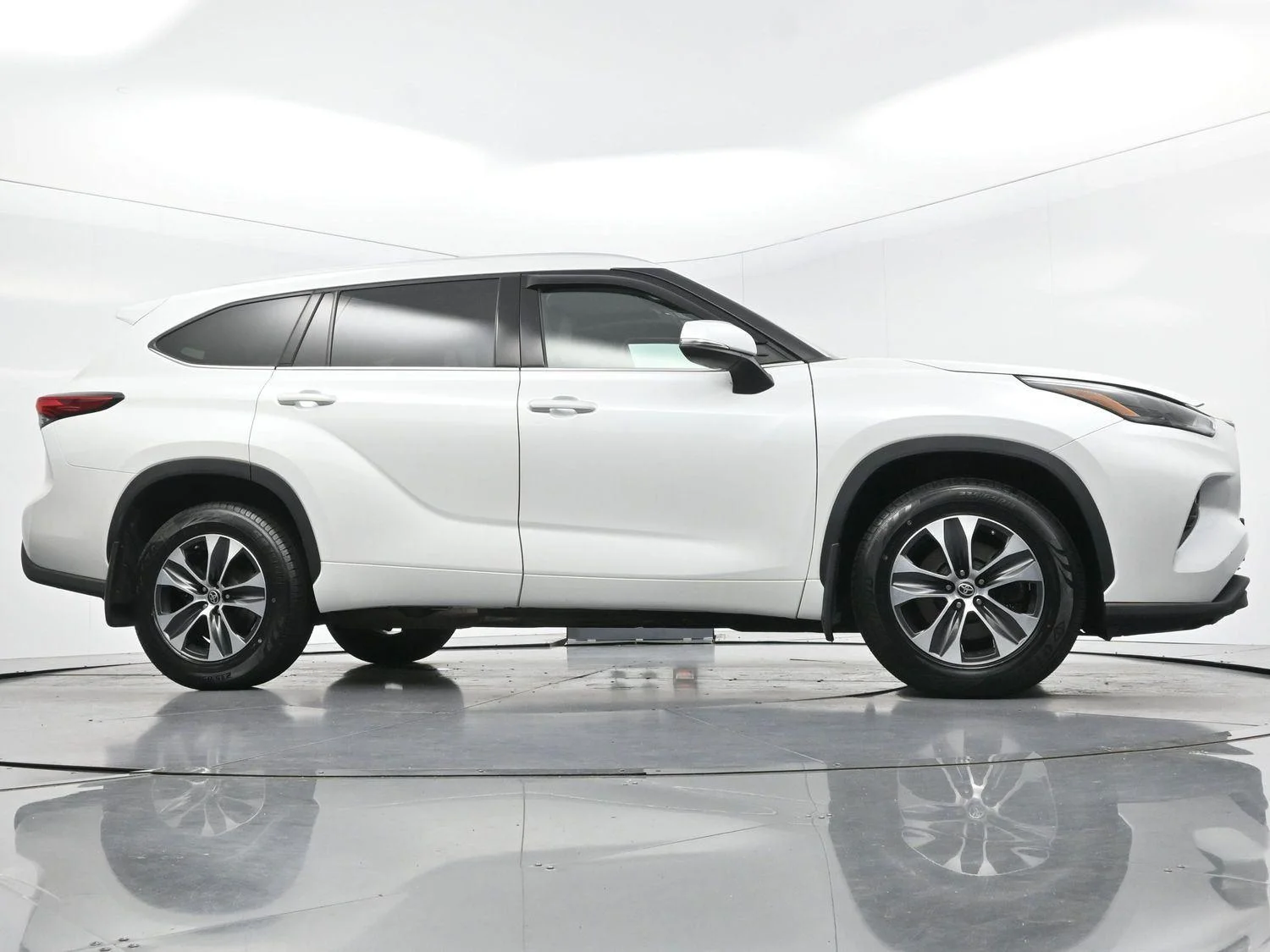 Used 2022 Wind Chill Pearl Toyota XLE image 52